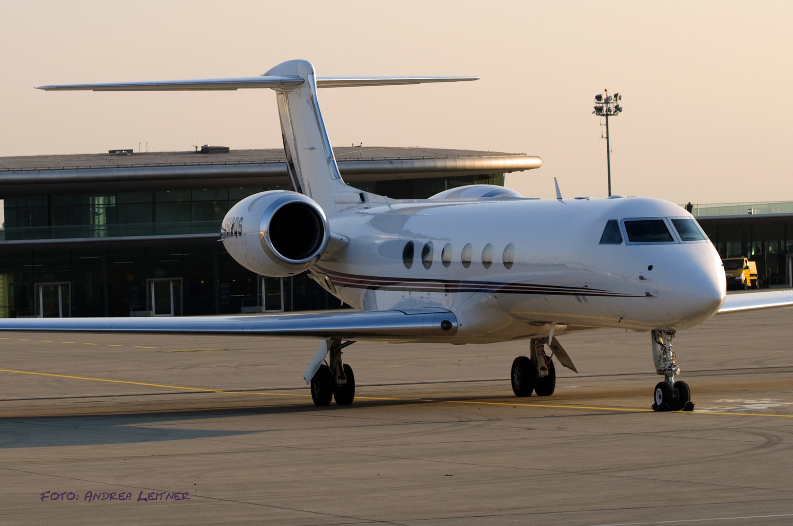 06.10.2011 17:28 Uhr "Buisnessjet von Arnold Schwarzenegger am Flughafen Graz"