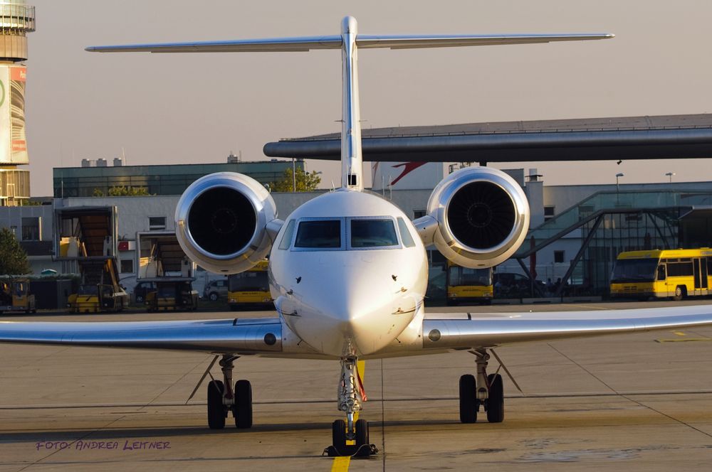 06.10.2011 17:28 Uhr "Buisnessjet von Arnold Schwarzenegger am Flughafen Graz"