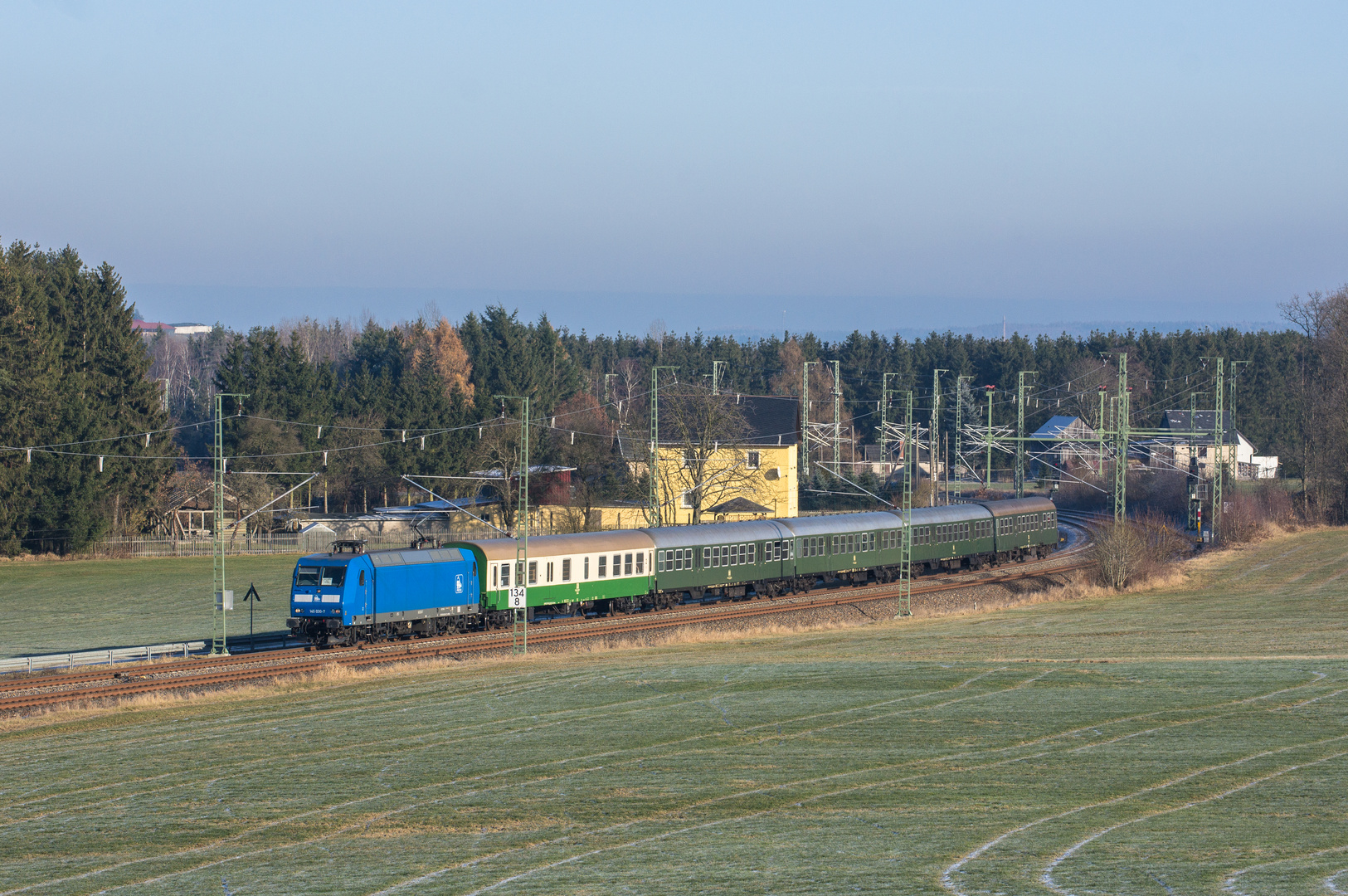 06.12.16 145 030 mit Ersatzgarnitur RE 3 bei Schönberg 