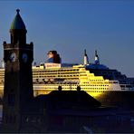 0637h QM2 im Hamburger Morgenlicht .....          