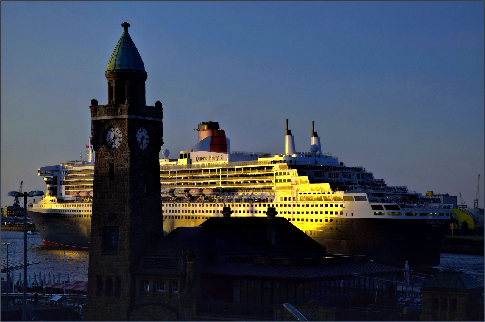 06:37h - QM2 sagt "guten Morgen Hamburg" ....