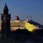 06:37h - QM2 sagt "guten Morgen Hamburg" ....