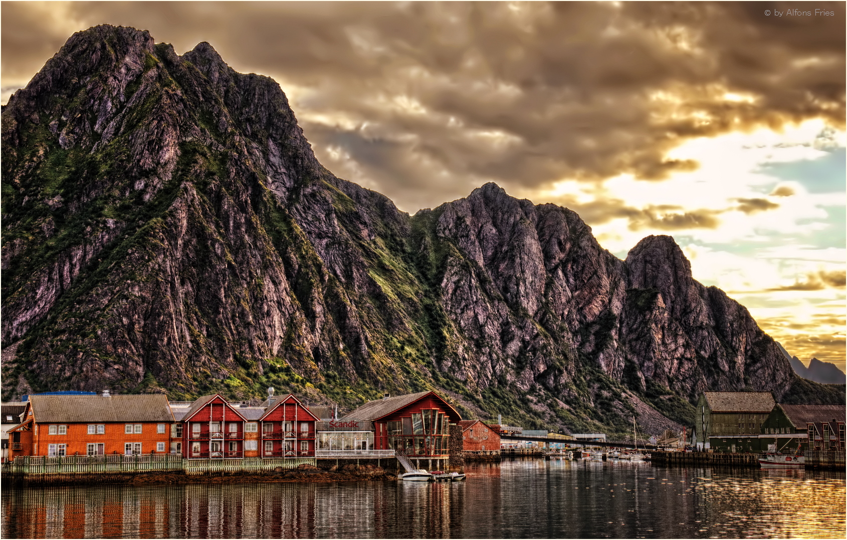  06:38 Uhr, auf den Lofoten bricht die Sonne durch die Wolken