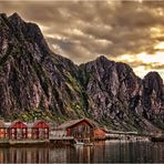  06:38 Uhr, auf den Lofoten bricht die Sonne durch die Wolken