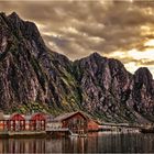  06:38 Uhr, auf den Lofoten bricht die Sonne durch die Wolken