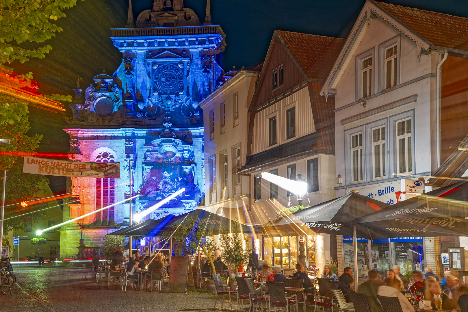 0643UZ Lange Strasse an der Stadtkirche bunt beleuchtet Lange Nacht der Kultur  Bückeburg