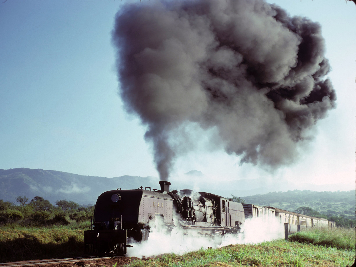 064a-EAR-6013 mit GmP Voi-Taveta in den Taita HILLS AM27,12.1978