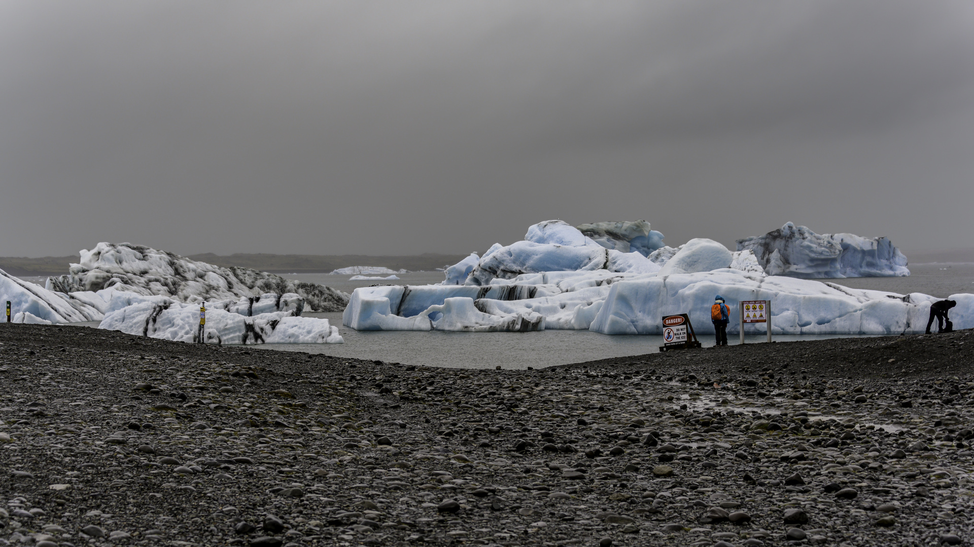 0654 Do not walk on ice! 