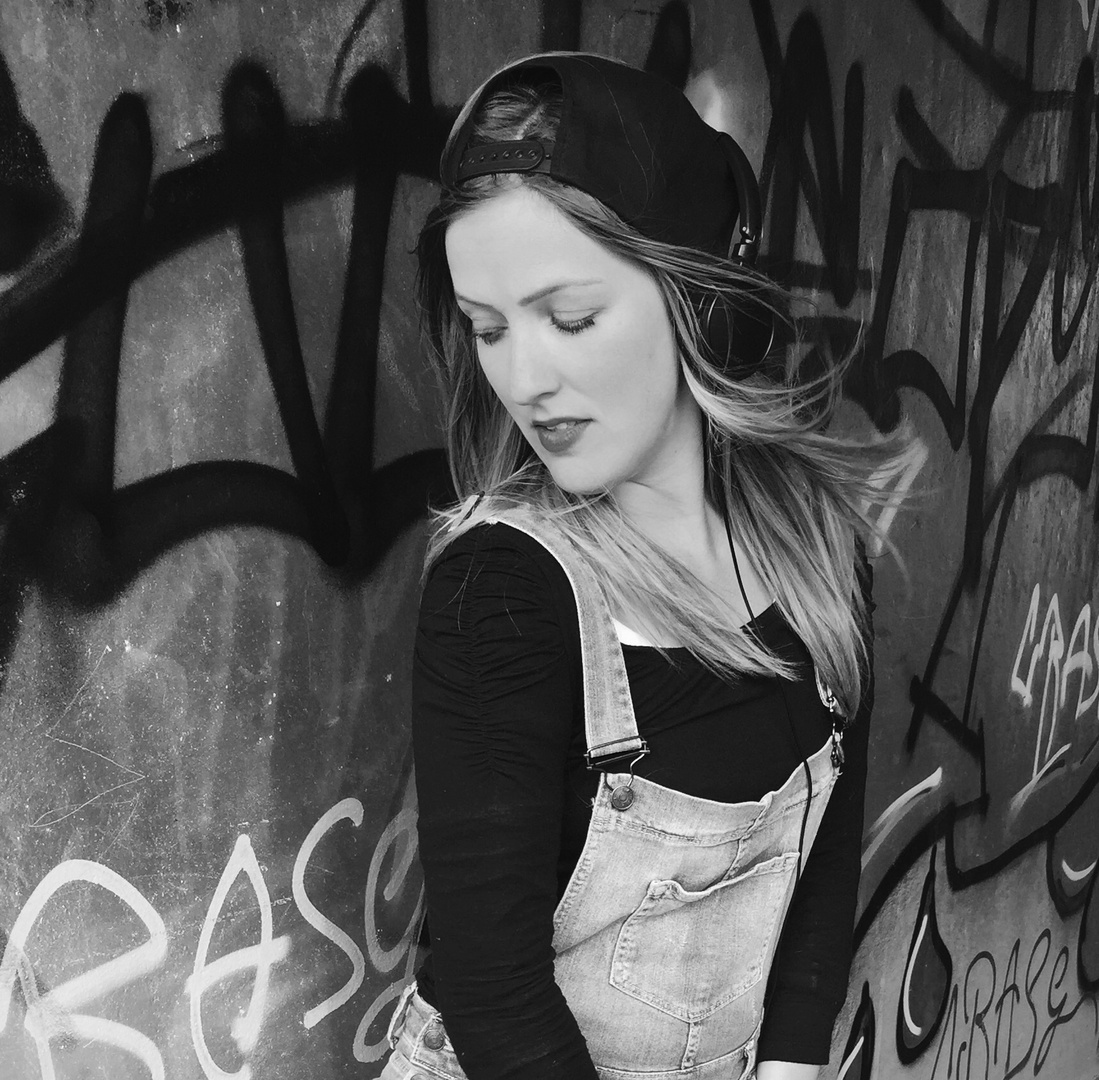 Foto Bild Modelle Stellen Sich Vor Musik Graffiti Bilder Auf Fotocommunity