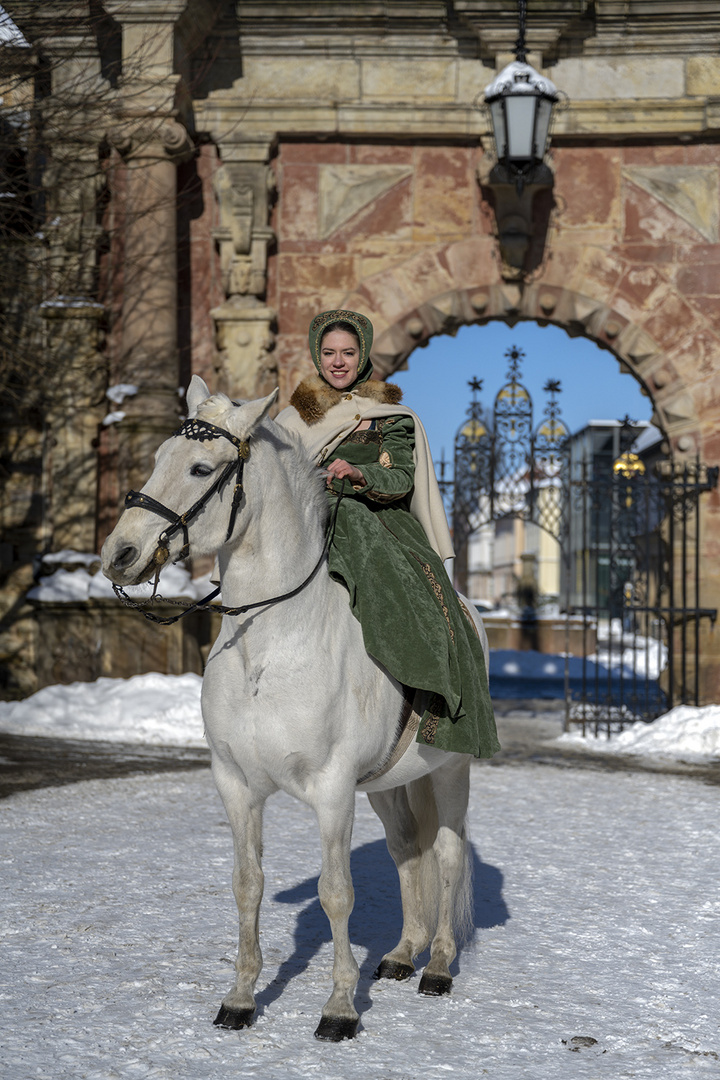 0689TZ Reiterin der Hofreitschule Bückeburg vor Schlosstor Winter Schnee