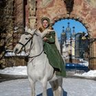 0689TZ Reiterin der Hofreitschule Bückeburg vor Schlosstor Winter Schnee