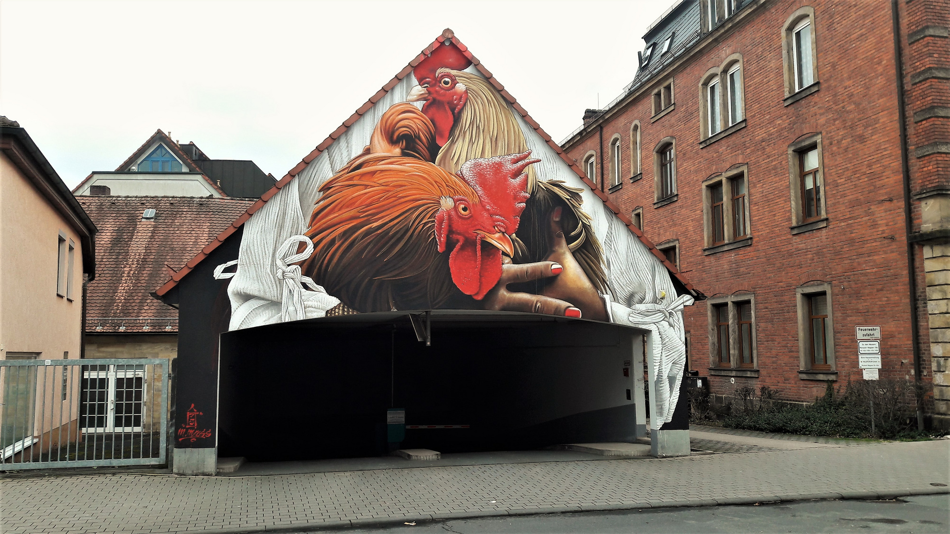 07.03.2020   Bayreuth  Von Hühnern überwachte Tiefgaragenzufahrt