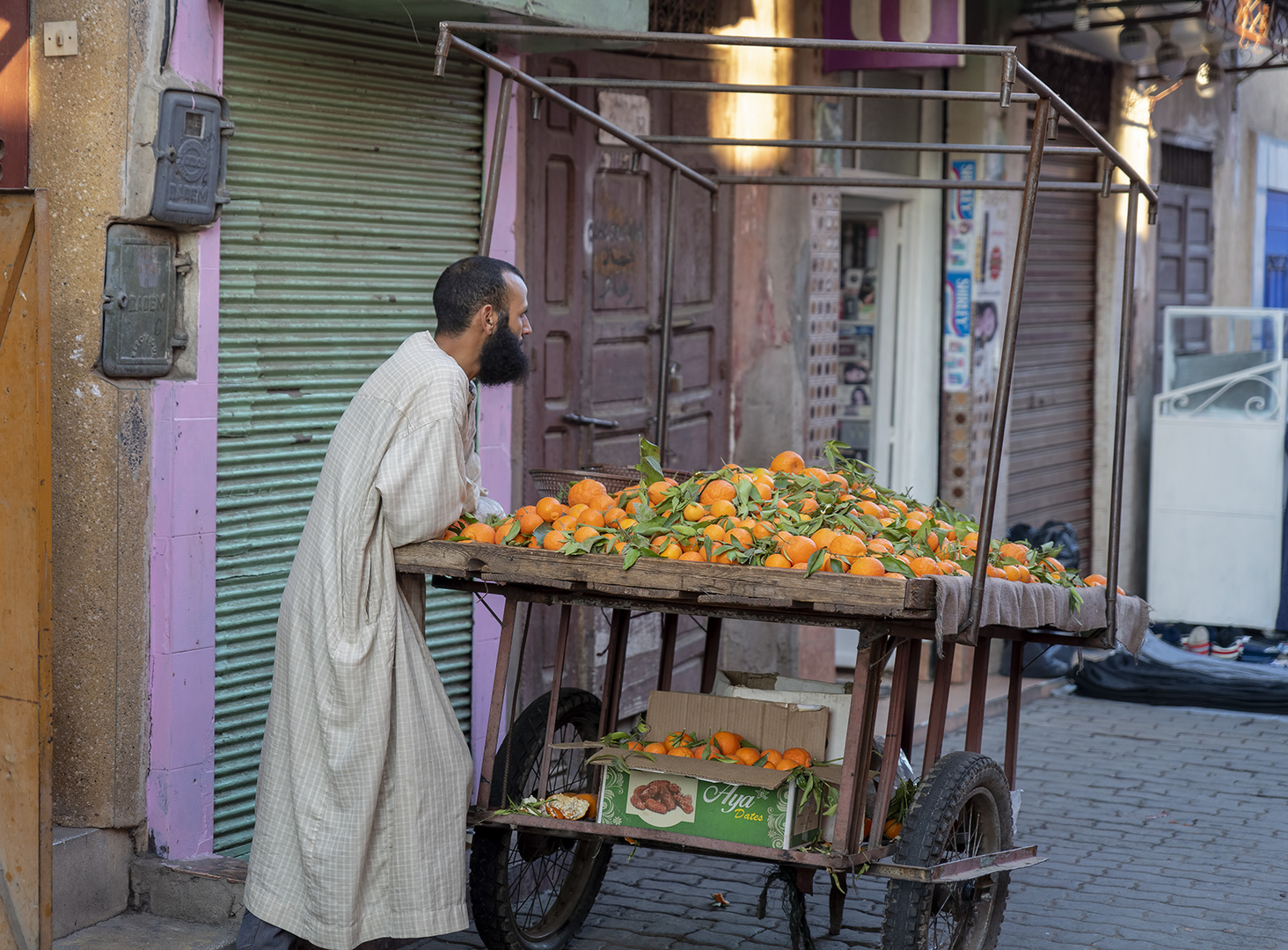 0704R Marrakesch Medina Souks Orangenverkäufer Street