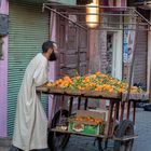 0704R Marrakesch Medina Souks Orangenverkäufer Street