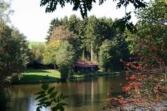 07951 Frühherbstimpression am Stausee Auw