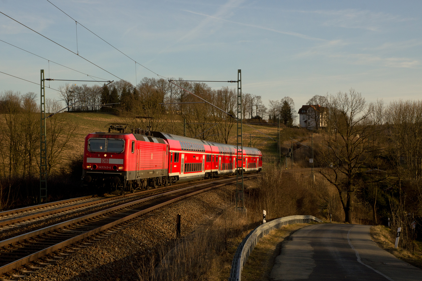 08.03.15 143 243 mit RE 3 in Liebau.