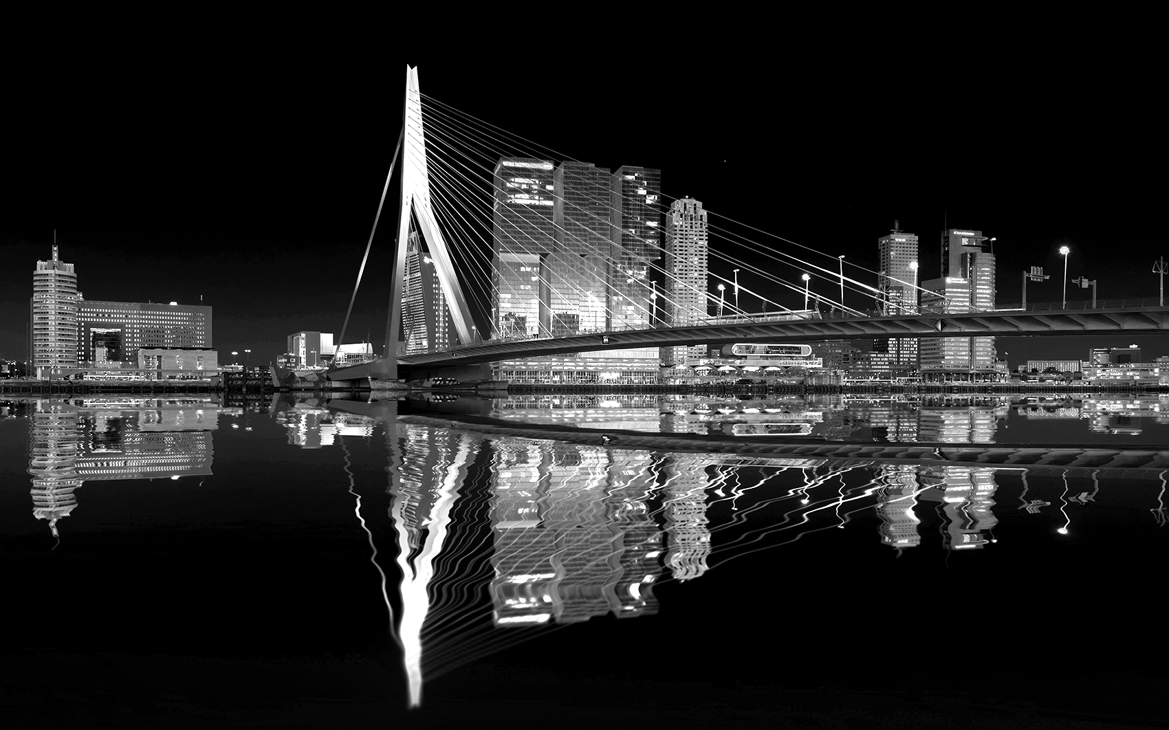 0811S Rotterdam Erasmusbrücke und Skiline beleuchtet Spiegelung im Rhein SW