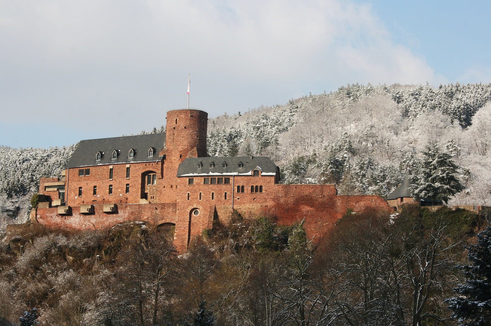 08342 Burg Hengebach mit winterlichem Hintergrund