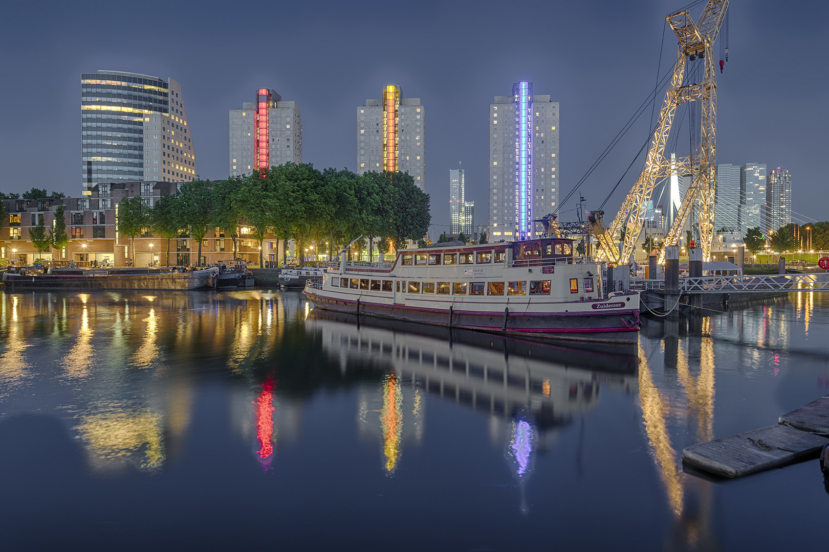 0834S-42S Rotterdam Hafen mit Skiline beleuchtet