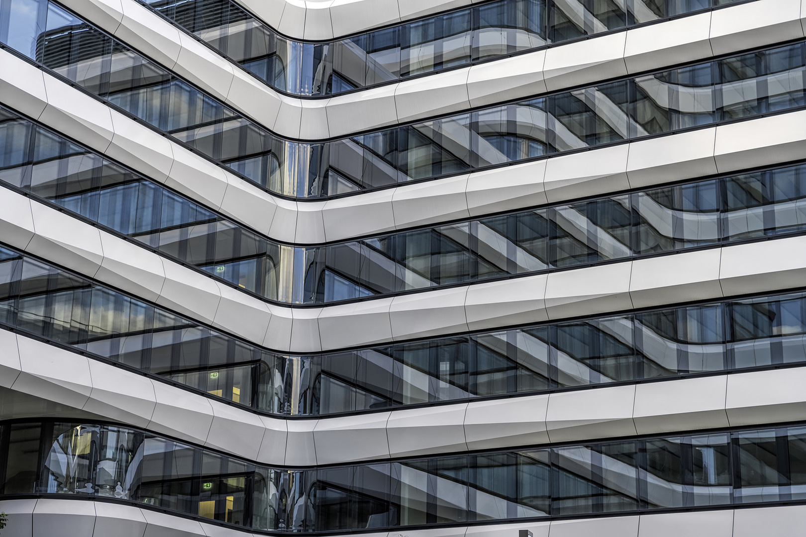 0855UZ Spiegelung Hochhaus Frankfurt