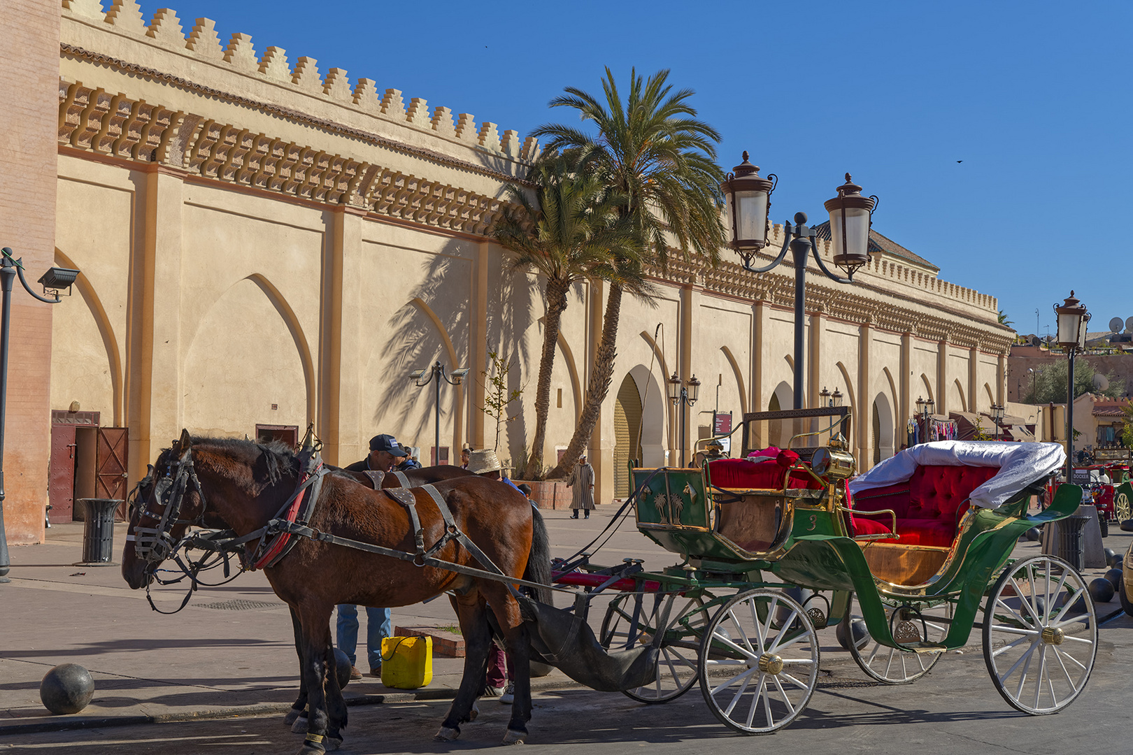 0905R Marrakesch Medina Pferdekutsche vor Moschee Street