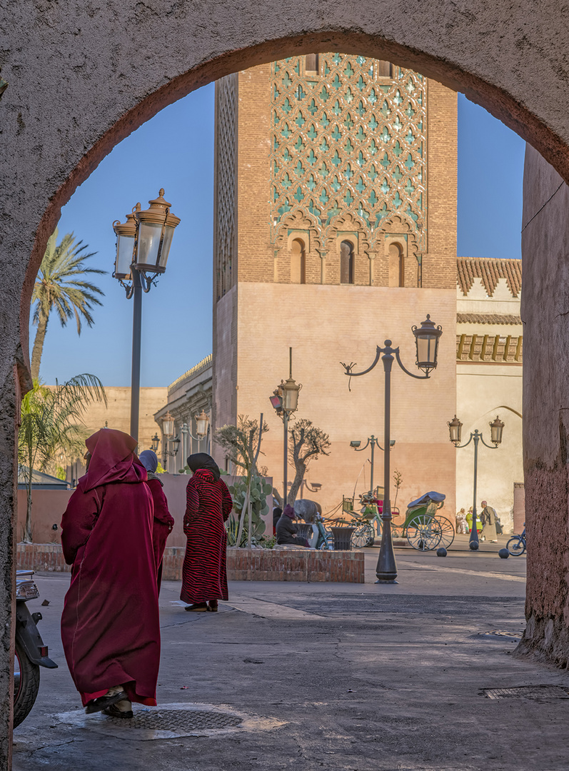 0926R Marrakesch vor der Moschee