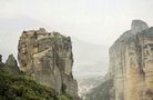 Eines der Meteora-Klöster im Dunst by Rainer Rauer