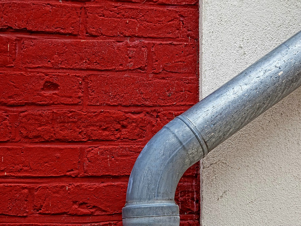 Fassade, Hauswand, Dachrinne, Rot von Günter Nagel 