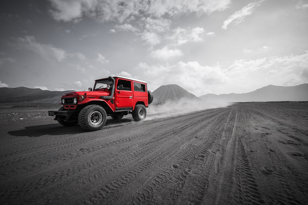 Roter Jeep vor dem Vulkan Bromo von Lehmann T. 