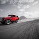 Roter Jeep vor dem Vulkan Bromo