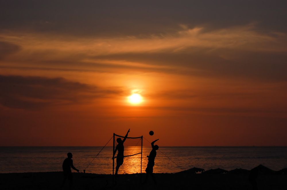 Volleyball Schattenspiel am Strand von Florian Blümm 