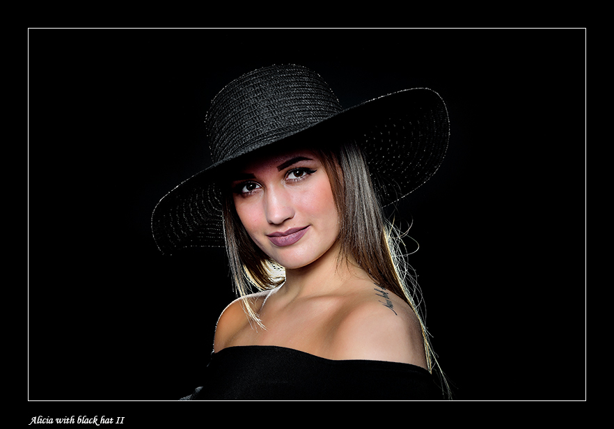 0BT03 Alicia with black hat II