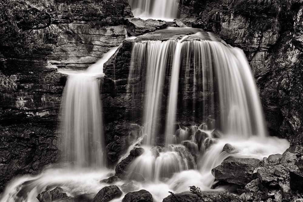 Am Wasserfall von Ives Art
