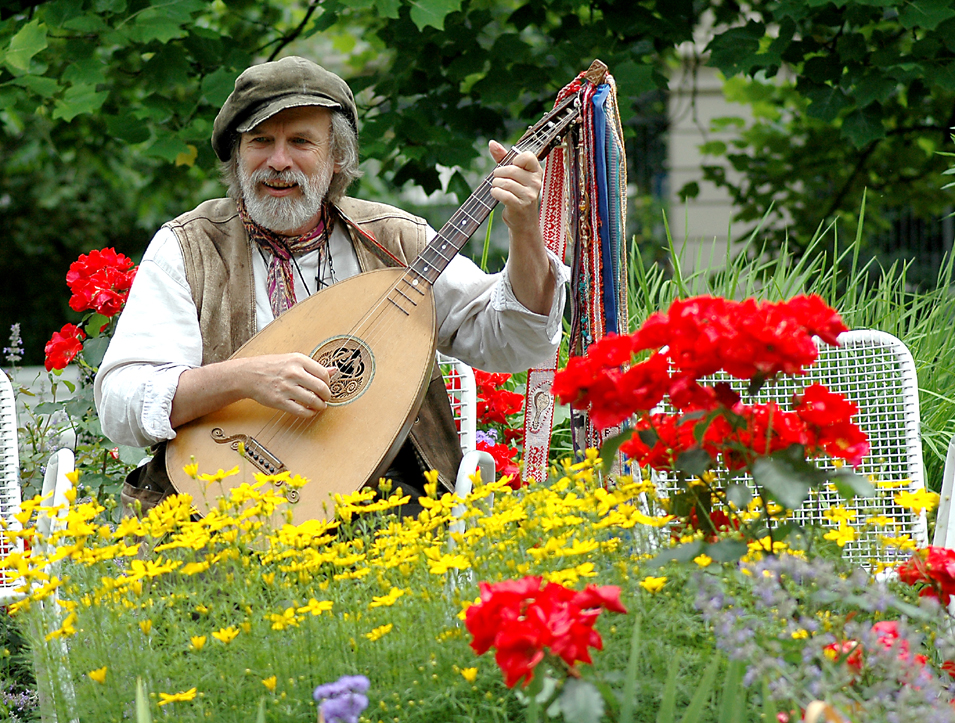 Ein Straßenmusikant im Augsburger Hofgarten von  Erich Martinek