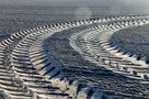 Treckerreifenspuren im Schnee von Carola Scholz