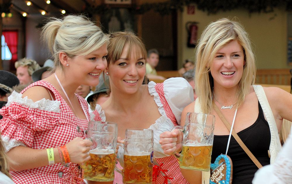 PROST ! Am Oktoberfest in München von  Erich Martinek