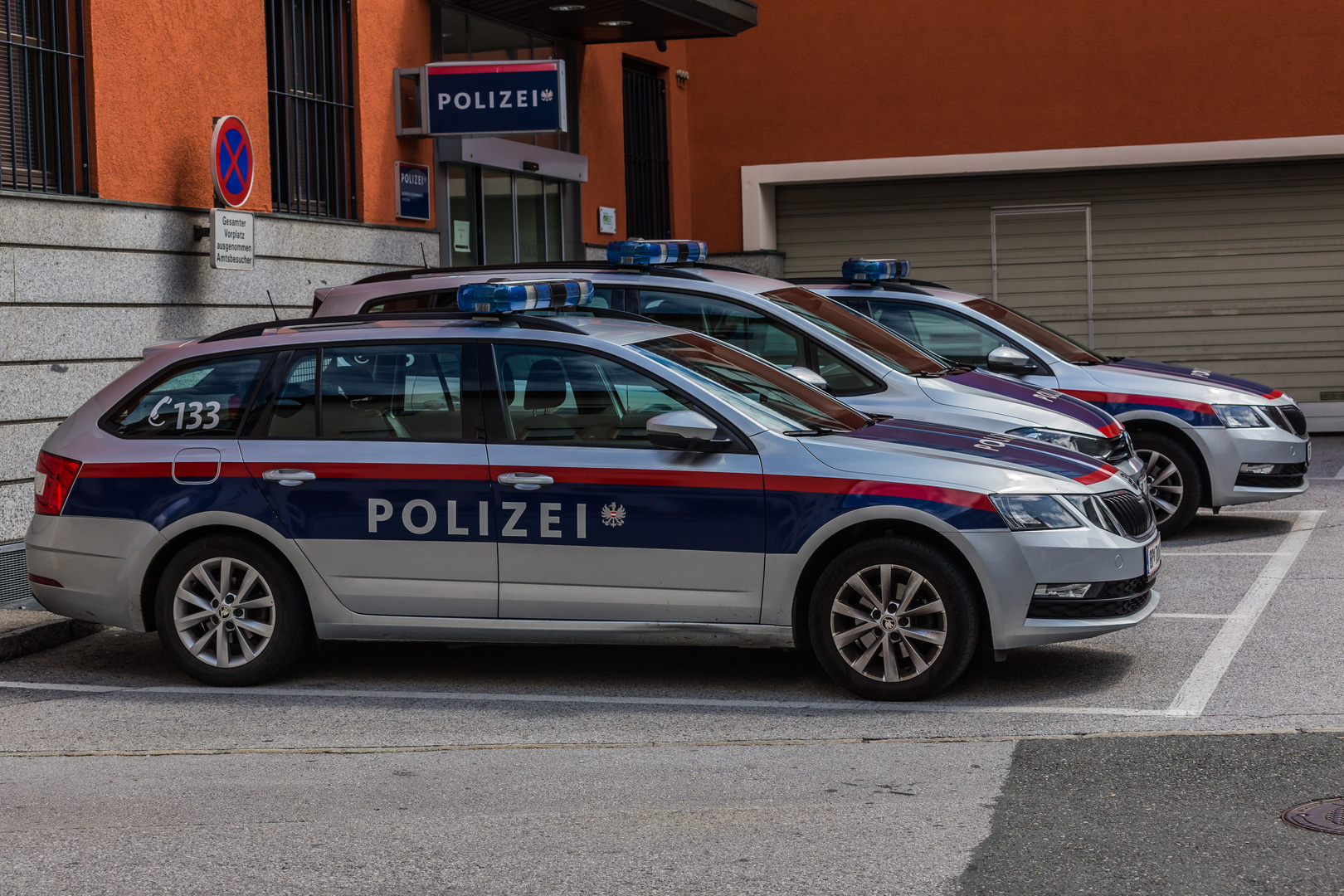 1 - 2  Polizei