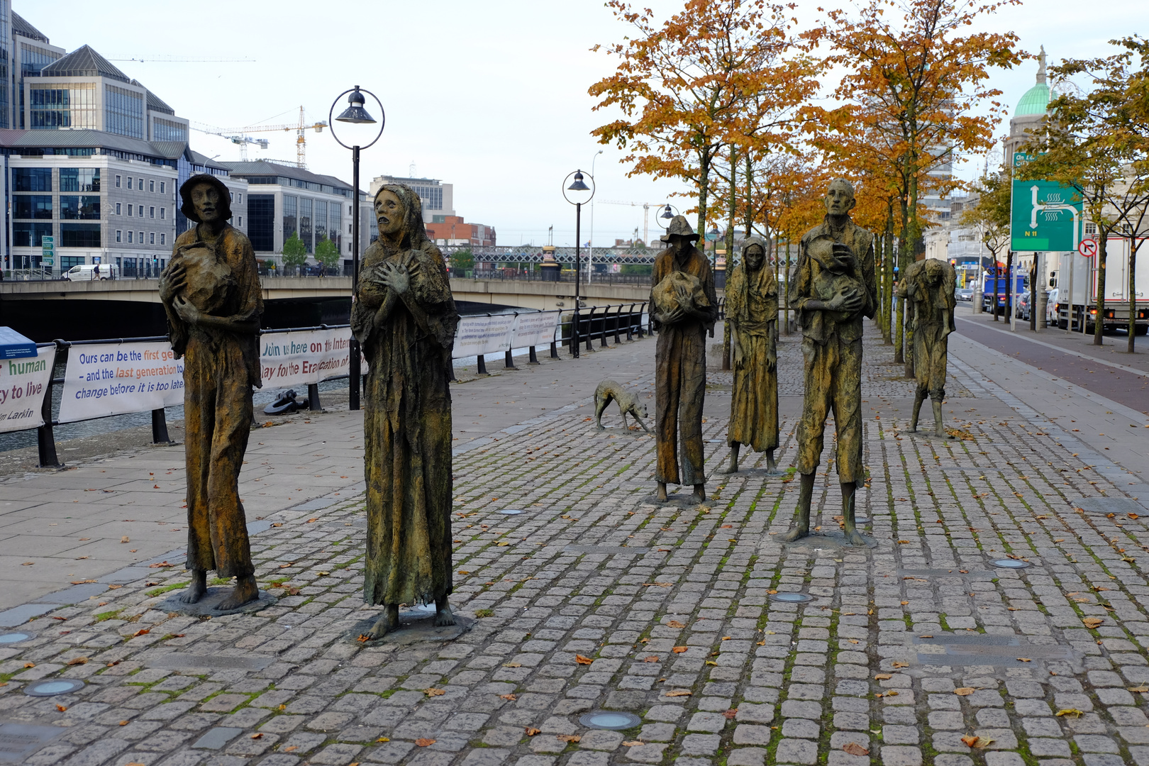 (1) Baile Átha Cliath, Éire - The Famine Memorial