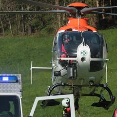 (1) Einhängen des Rettungsseiles unter dem Hubschrauber durch den Bergretter.