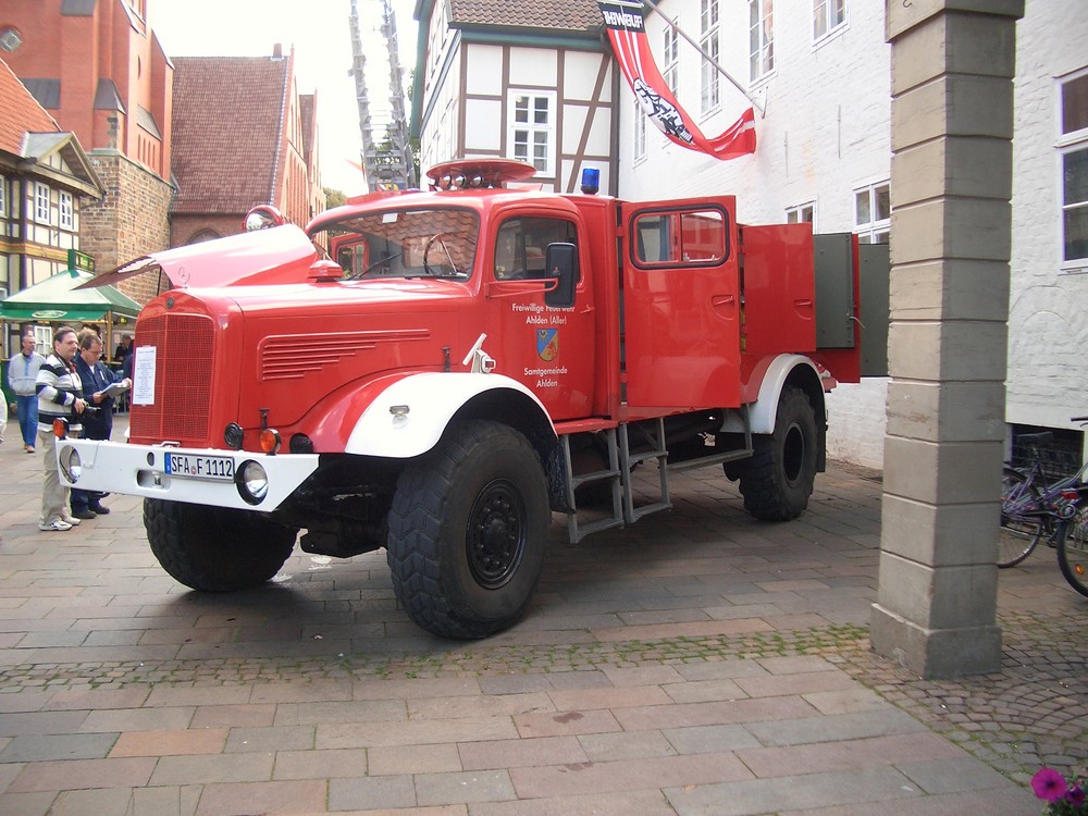 1. Feuerwehr-Oldtimertreffen in Nienburg - Nienburg sieht ROT (3)