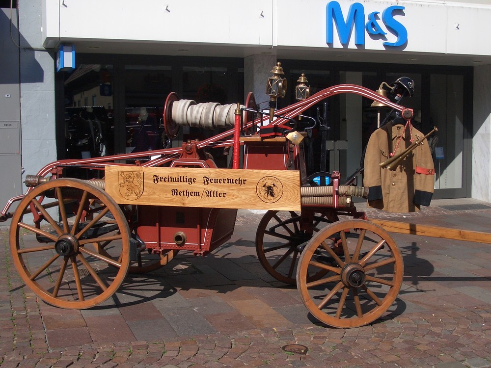 1. Feuerwehr-Oldtimertreffen in Nienburg - Nienburg sieht ROT