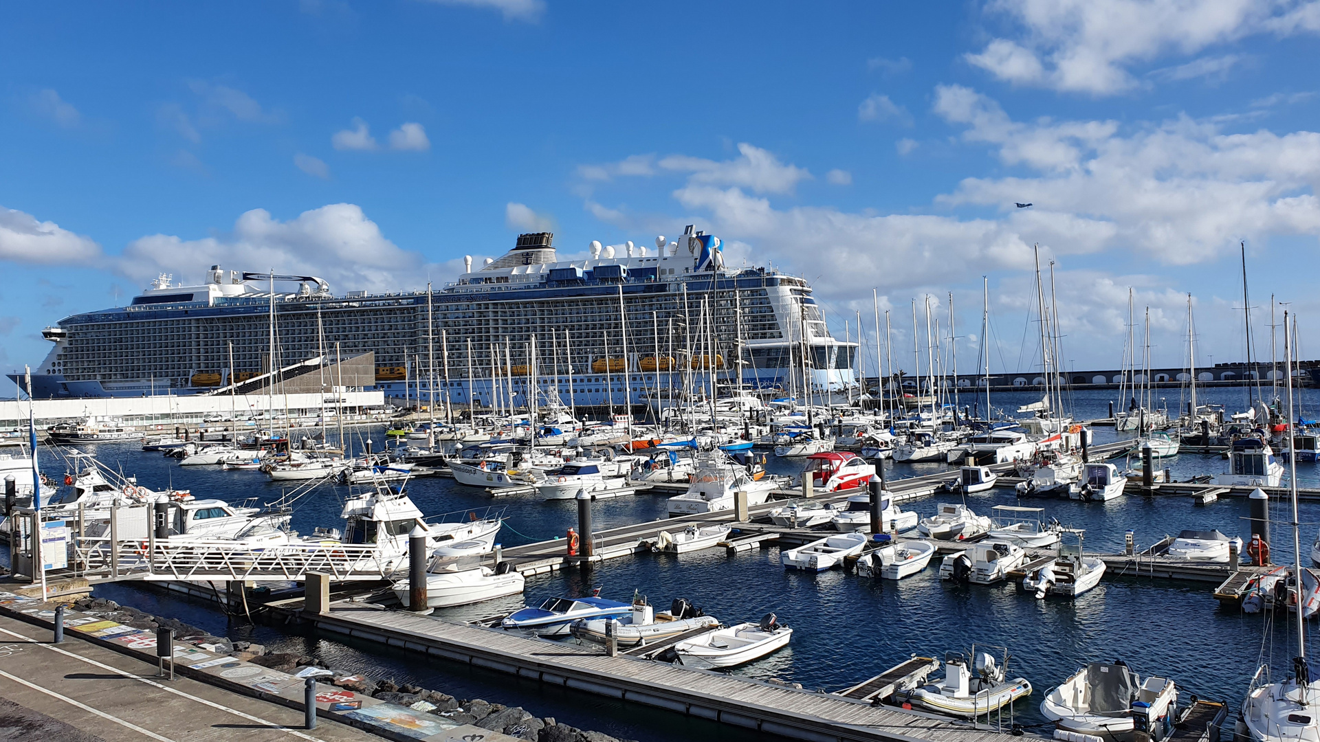 1 ganz große Yacht im Yachthafen