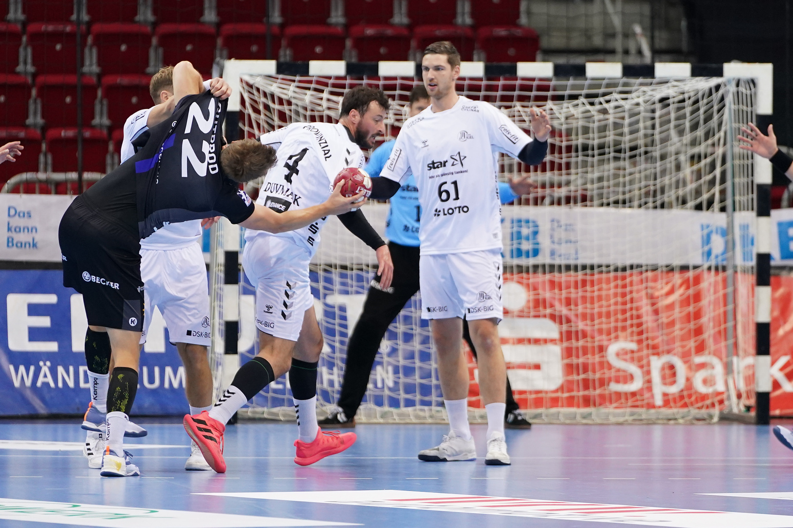 1. HBL BHC vs. THW Kiel 27:32