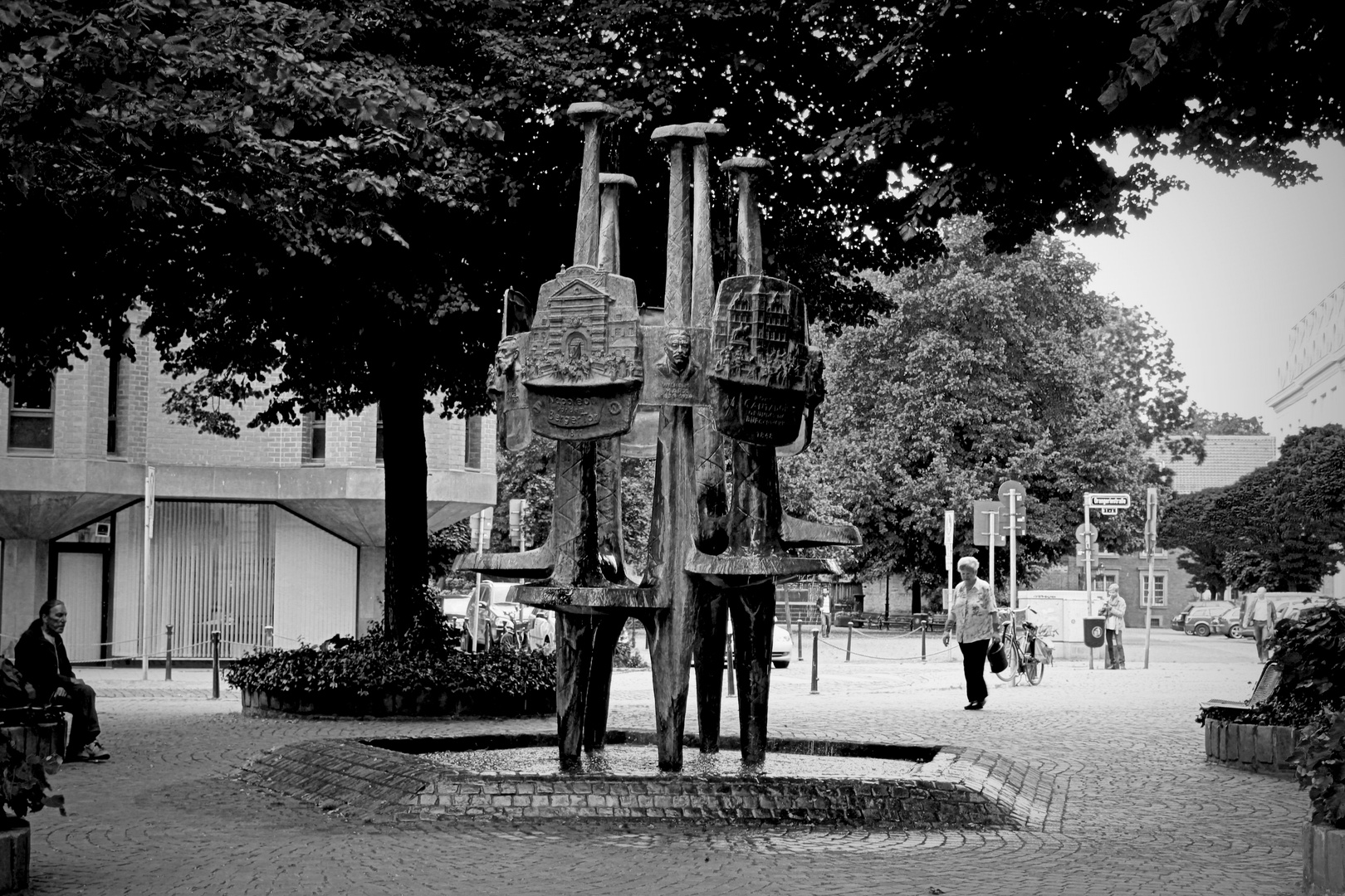 (1) Heimatbrunnen auf dem Maxplatz, Düsseldorf