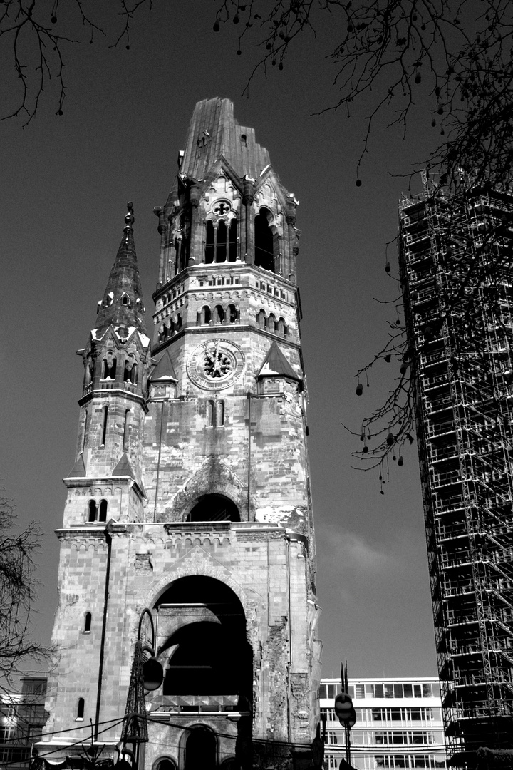 (1) Kaiser-Wilhelm-Gedächtniskirche, Berlin (West)