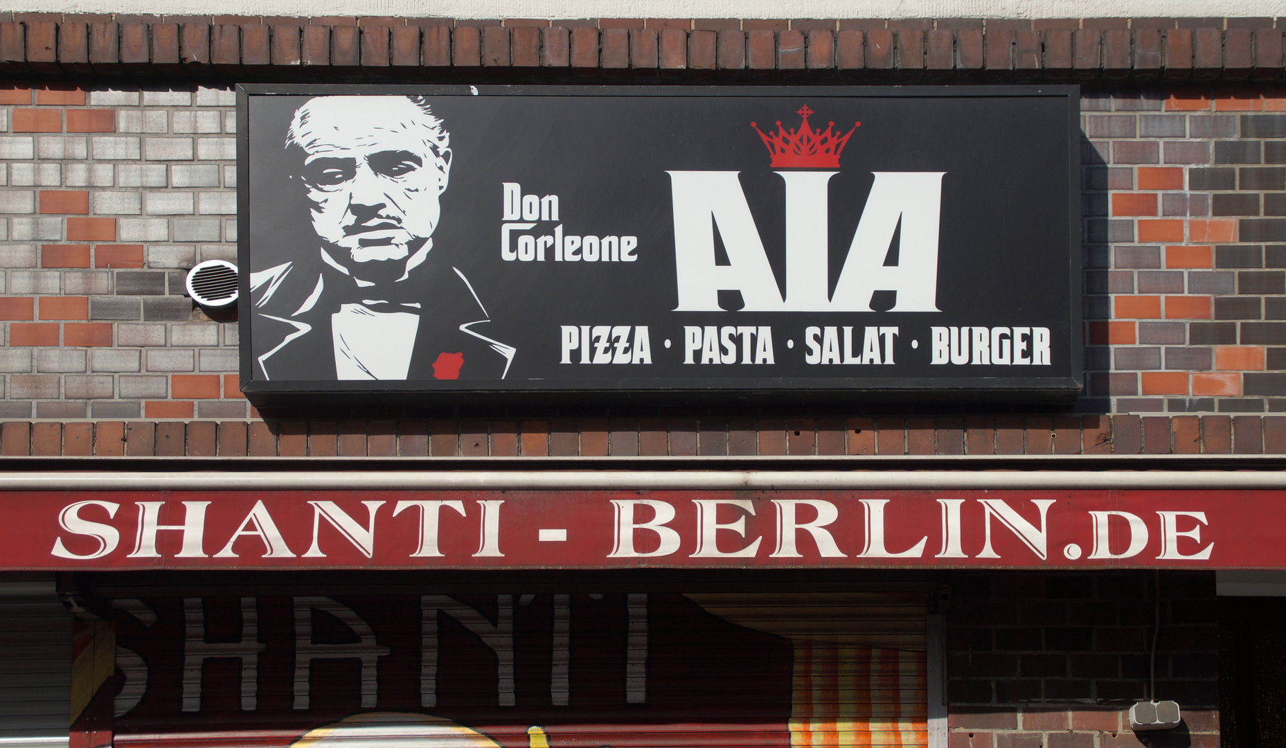 1. Mai in Berlin Der Pate in Kreuzberg Foto & Bild street, berlin, schild Bilder auf