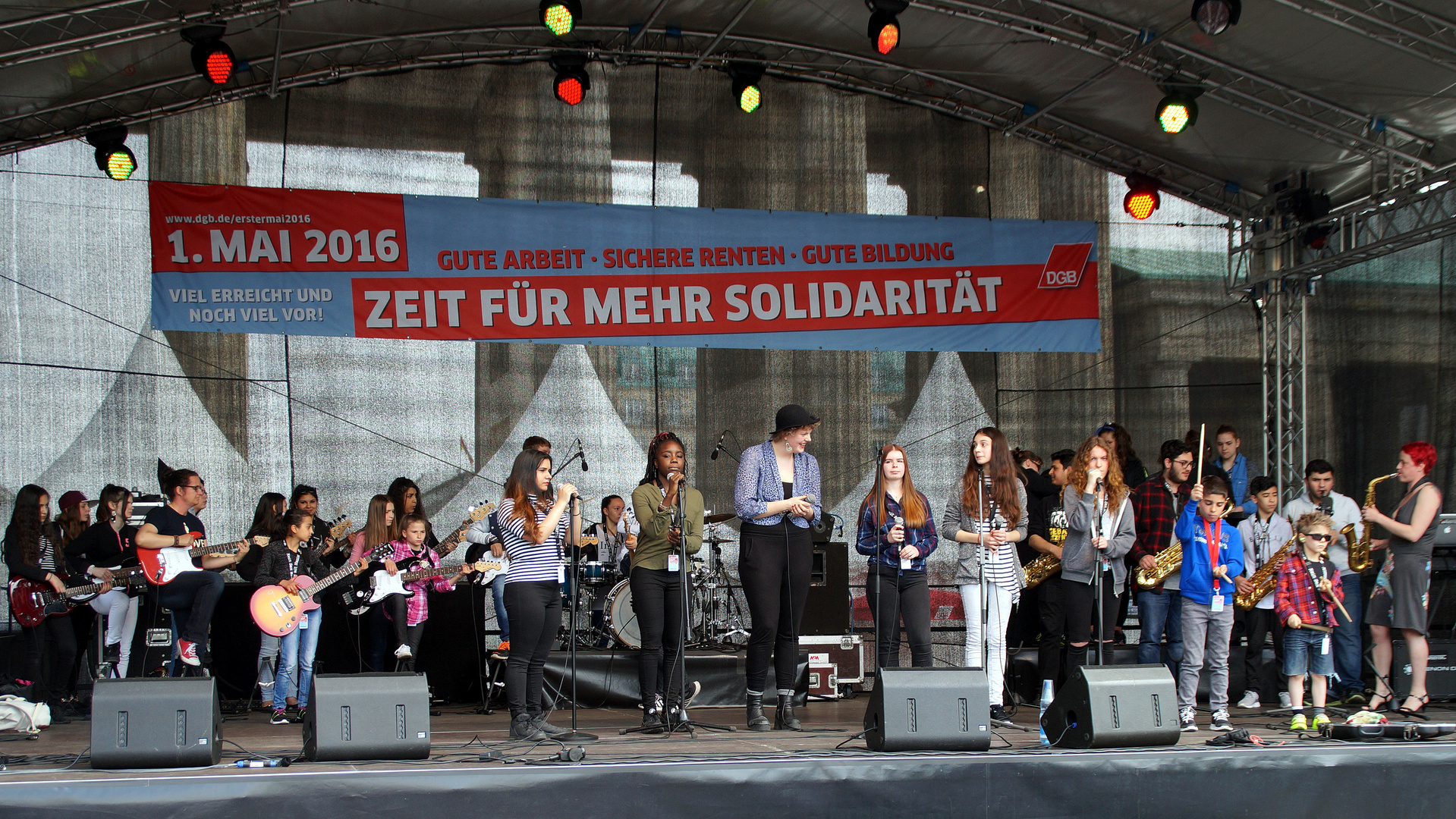 1. Mai in Berlin – Flüchtlingskinder rocken mit