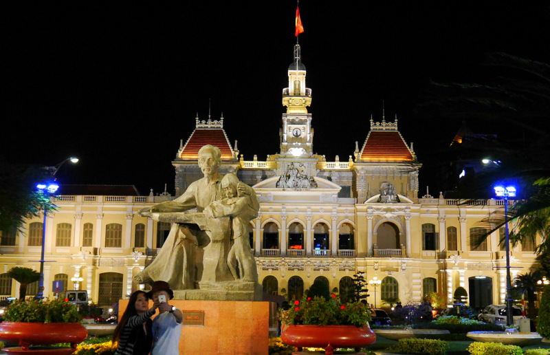 1-P1240095 Saigon Rathaus bei Nacht