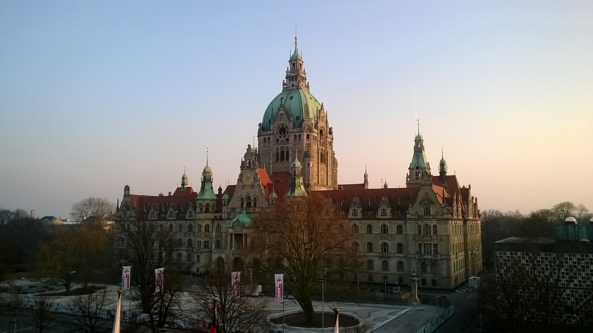 (1) Rathaus von Hannover am Morgen...