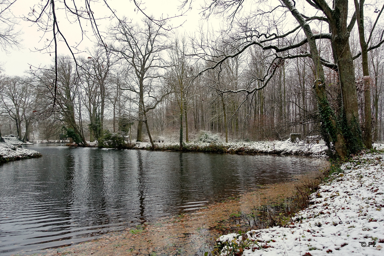 1. Schnee in der Parklandschaft von Schloss Rheydt ...